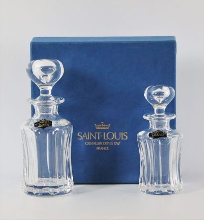 null SAINT-LOUIS. 

Réunion de deux flacons en cristal incolore. 

Portent les étiquettes...