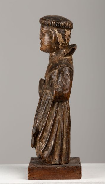 null Statuette en bois sculpté figurant un moine debout.

Epoque XVIème-XVIIème siècle.

H_36,7...