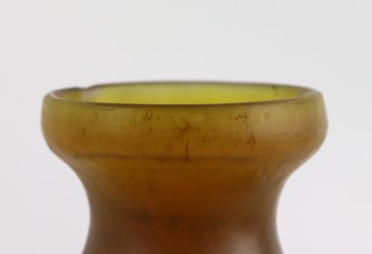 null Etablissements GALLE.

Vase en verre multicouches dégagé à l'acide à décor d'hortensias.

H_29,5...