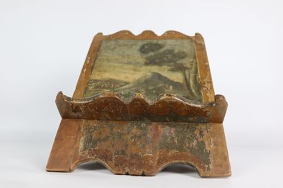 null Lutrin de table en bois sculpté et peint à décor d'un paysage lacustre.

XIXème...