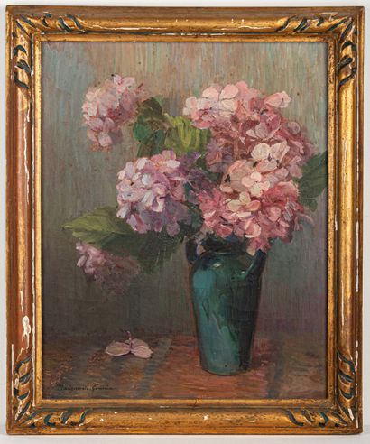 null Marguerite GOUNIN (1882-1971). 

Bouquet de fleurs d'hortensia. 

Huile sur...