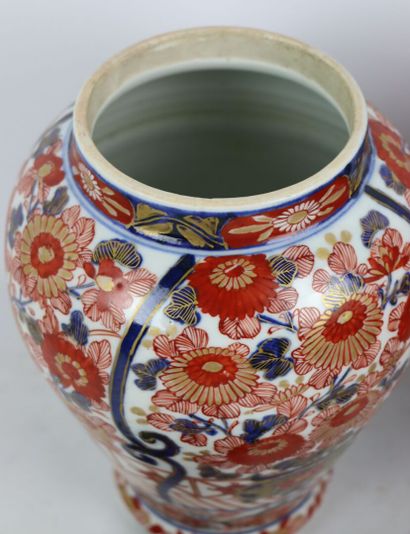 null JAPON.

Paire de vases couverts de forme balustre en porcelaine à décor Imari....