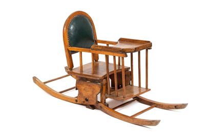 null Chaise d'enfant en bois naturel patiné.

Vers 1900.

H_95 cm L_35 cm P_54 c...