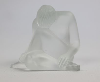 null LALIQUE France.

Statuette in satin-finished pressed glass, model " Nu sage...