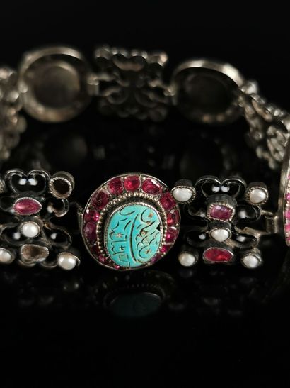 null Bracelet en argent orné de cinq turquoises émaillées, de rubis et de perles....