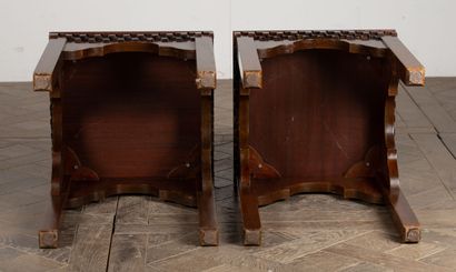 null Deux tables d'appoint, en bois teinté d'inspiration ottomane, 

les plateaux...