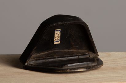 null Tabatière en corne sombre figurant le chapeau de Napoléon Ier, orné de sa cocarde...