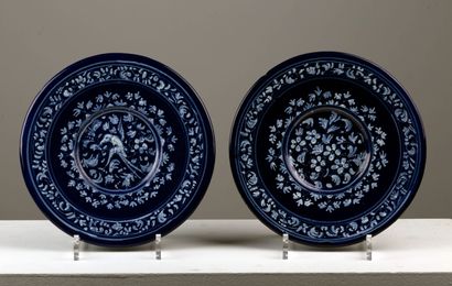 null NEVERS.

Paire de plats à décor en blanc fixe sur fond bleu profond.

XVIIème...