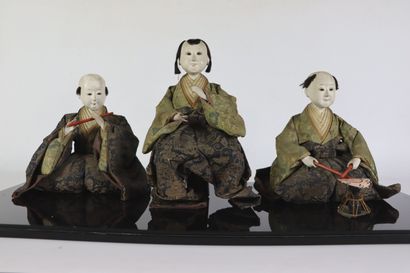 null Vitrine rectangulaire en plexiglas contenant trois poupées japonaises en composition...