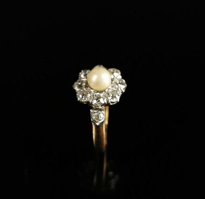 null Bague marguerite en or ornée d'une perle entourée de huit diamants, eux-même...
