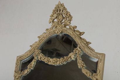 null Console décorative et son miroir d'applique en bois sculpté laqué blanc, à décor...