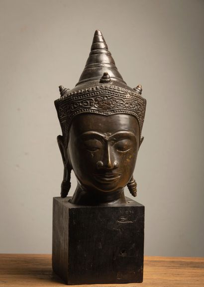 null THAILANDE, XXème siècle.

Tête en bronze à patine brune, figurant Bouddha les...