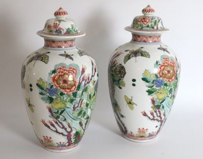 null SAMSON.

Paire de vases balustres couverts en porcelaine à décor polychrome...