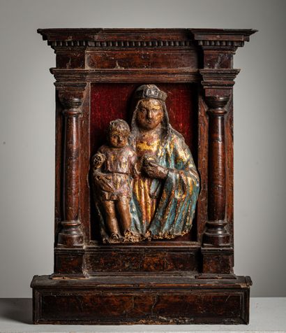 null Bas-relief en bois sculpté figurant une Vierge à l'Enfant.

Epoque XIXème siècle.

Elle...