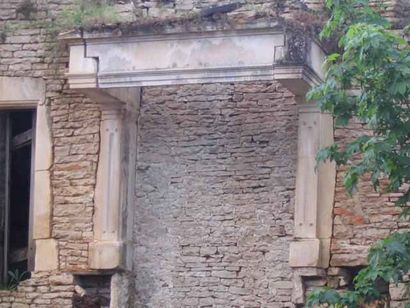 Belle cheminée en pierre calcaire du XVIIème...