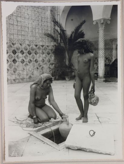 null Réunion de six tirages photographiques présentant des femmes dénudées en Tunisie....