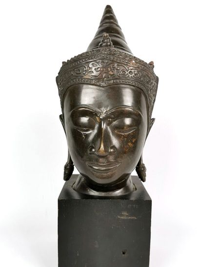 null THAILANDE, XXème siècle.

Tête en bronze à patine brune, figurant Bouddha les...