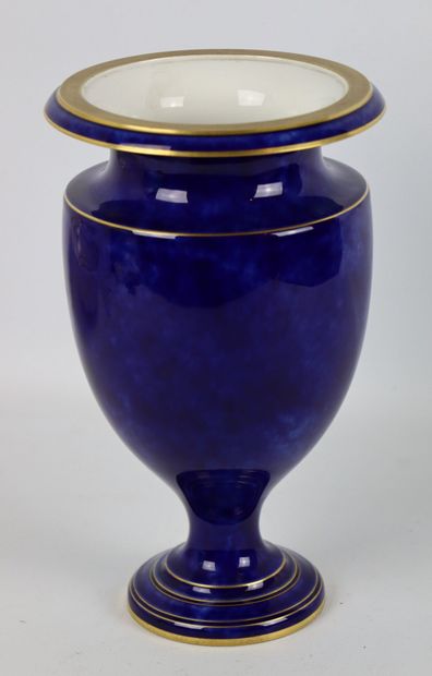 null SEVRES.

Vase balustre à glaçure bleue de four, rehaussée de filets d'or.

Deux...