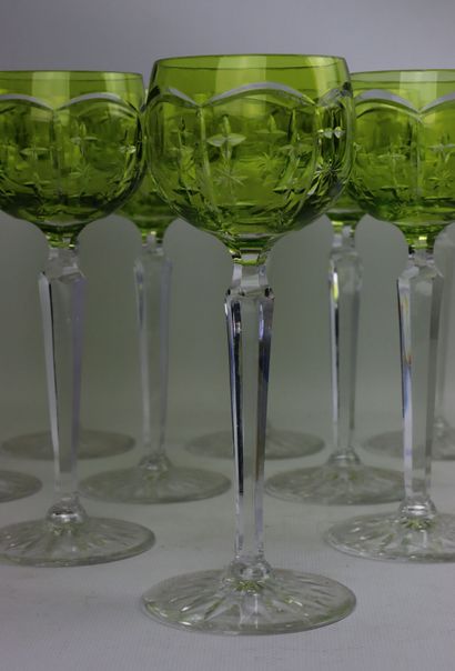 null Suite de douze verre à vin en cristal du Rhin type bohème, teinté vert-jaune.

XXème...