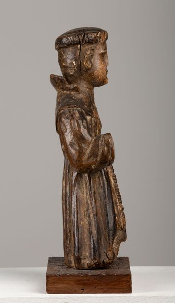 null Statuette en bois sculpté figurant un moine debout.

Epoque XVIème-XVIIème siècle.

H_36,7...