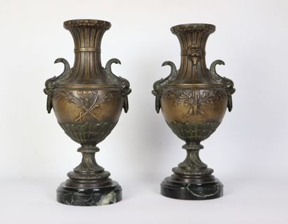 null Paire de vases balustres en bronze à patine brune, les anses à décor de dauphins.

Le...