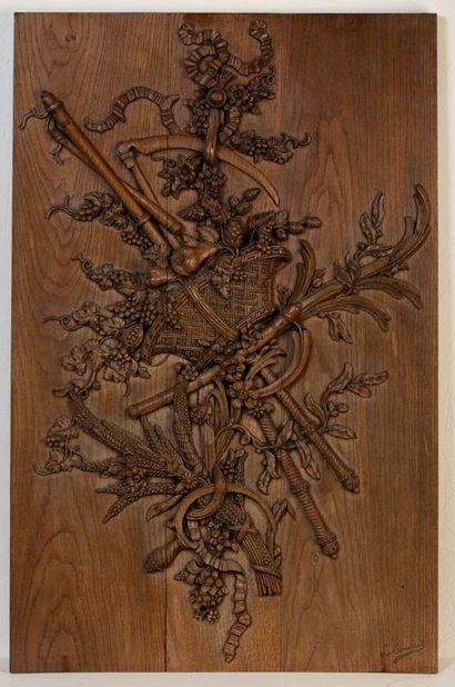 null Louis SARRAUD (Nevers 1946 -2020).

Panneau en bois sculpté figurant un panier...