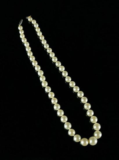 null Collier de perles de culture comprenant quarante-huit perles, le fermoir en...