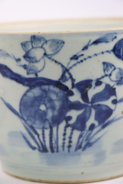 null CHINE.

Large bol couvert en porcelaine à décor en camaïeu de bleu de personnages.

XIXème...