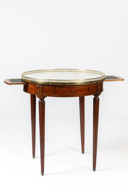 null Table bouillotte en bois naturel, galerie de laiton ajourée et plateau de marbre...