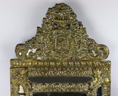 null Miroir à parecloses en laiton, le fronton orné d'un blason.

Style Louis XIII,...