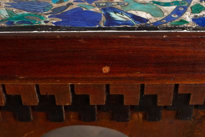 null Deux tables d'appoint, en bois teinté d'inspiration ottomane, 

les plateaux...