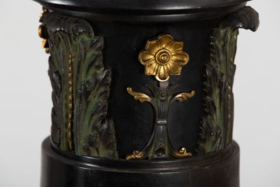 null Sellette en bois noirci, à décor en bronze en application de frise de fleurs...