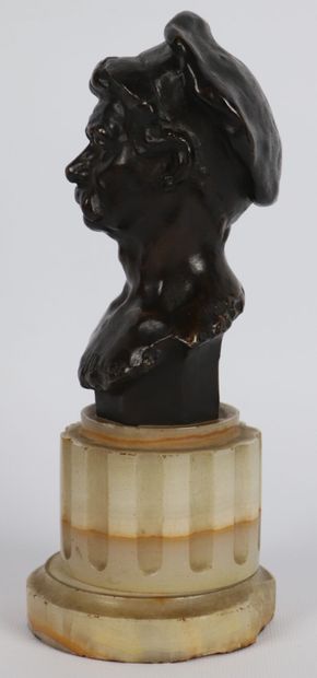 null GUSTAVE DUSSART (1875-1954).

L'artisan.

Bronze à patine brune , signé sur...