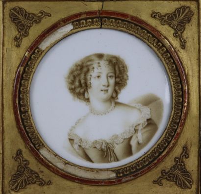 null Ecole française du XIXème siècle.

Portrait d'une jeune femme en buste.

Miniature...