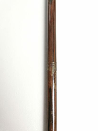 null Canne en bois, la prise en or , gravée "Buma Newton, 1893".

H_ 90 cm.

Poids...