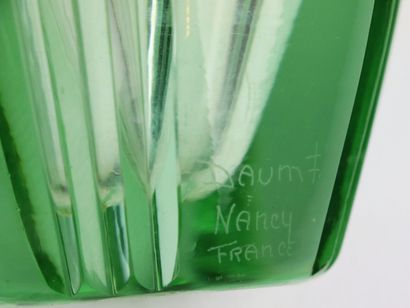 null DAUM Nancy France.

Vase in green tinted crystal.

Mark at the bottom. 

1930's.

H_14,5...