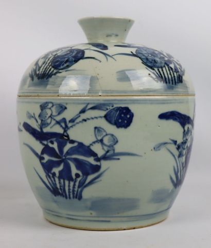 null CHINE.

Large bol couvert en porcelaine à décor en camaïeu de bleu de personnages.

XIXème...