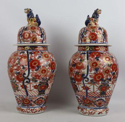 null JAPON.

Paire de vases couverts de forme balustre en porcelaine à décor Imari....