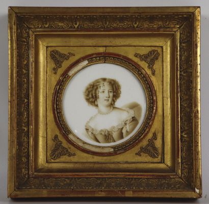 null Ecole française du XIXème siècle.

Portrait d'une jeune femme en buste.

Miniature...