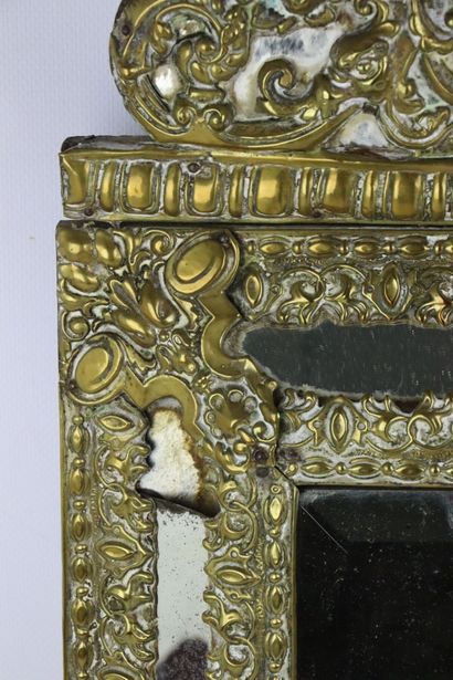 null Miroir à parecloses en laiton, le fronton orné d'un blason.

Style Louis XIII,...