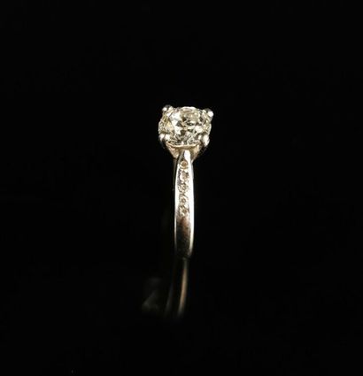 null Bague solitaire en or gris ornée d'un diamant pesant environ 1.2 carat, il est...