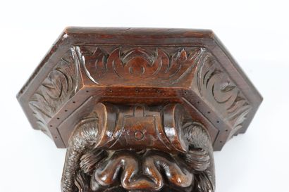 8 Petite console d'applique en bois sculpté à décor de mascaron de barbu.

Italie,...