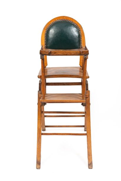 null Chaise d'enfant en bois naturel patiné.

Vers 1900.

H_95 cm L_35 cm P_54 c...