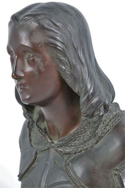 null Auguste J. CARRIER (1800-1875).

Buste de Jeanne d'Arc.

Bronze à double patine...