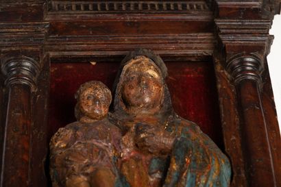 null Bas-relief en bois sculpté figurant une Vierge à l'Enfant.

Epoque XIXème siècle.

Elle...