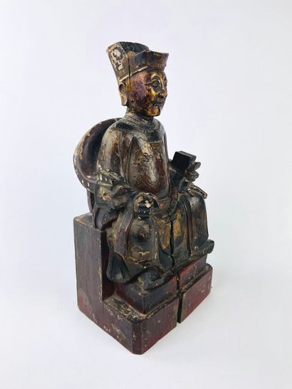 null CHINE, XVIIIème siècle (?).

Statue de dignitaire assis en bois sculpté, laqué...