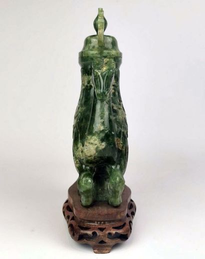 null CHINE, XIXème siècle. 

Vase couvert en serpentine verte, à décor de têtes de...