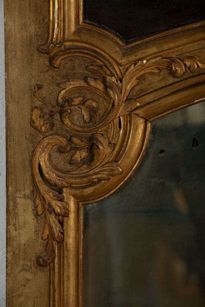 null Miroir de trumeau en bois laqué et doré, orné en partie supérieure d'une scène...