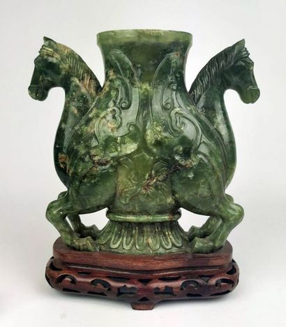 null CHINE, XIXème siècle. 

Vase couvert en serpentine verte, à décor de têtes de...