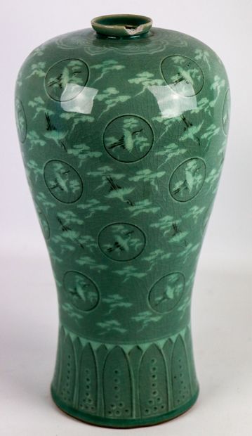 null COREE.

Vase en porcelaine céladon.

Marque au revers.

H_ 31 cm, éclat au ...